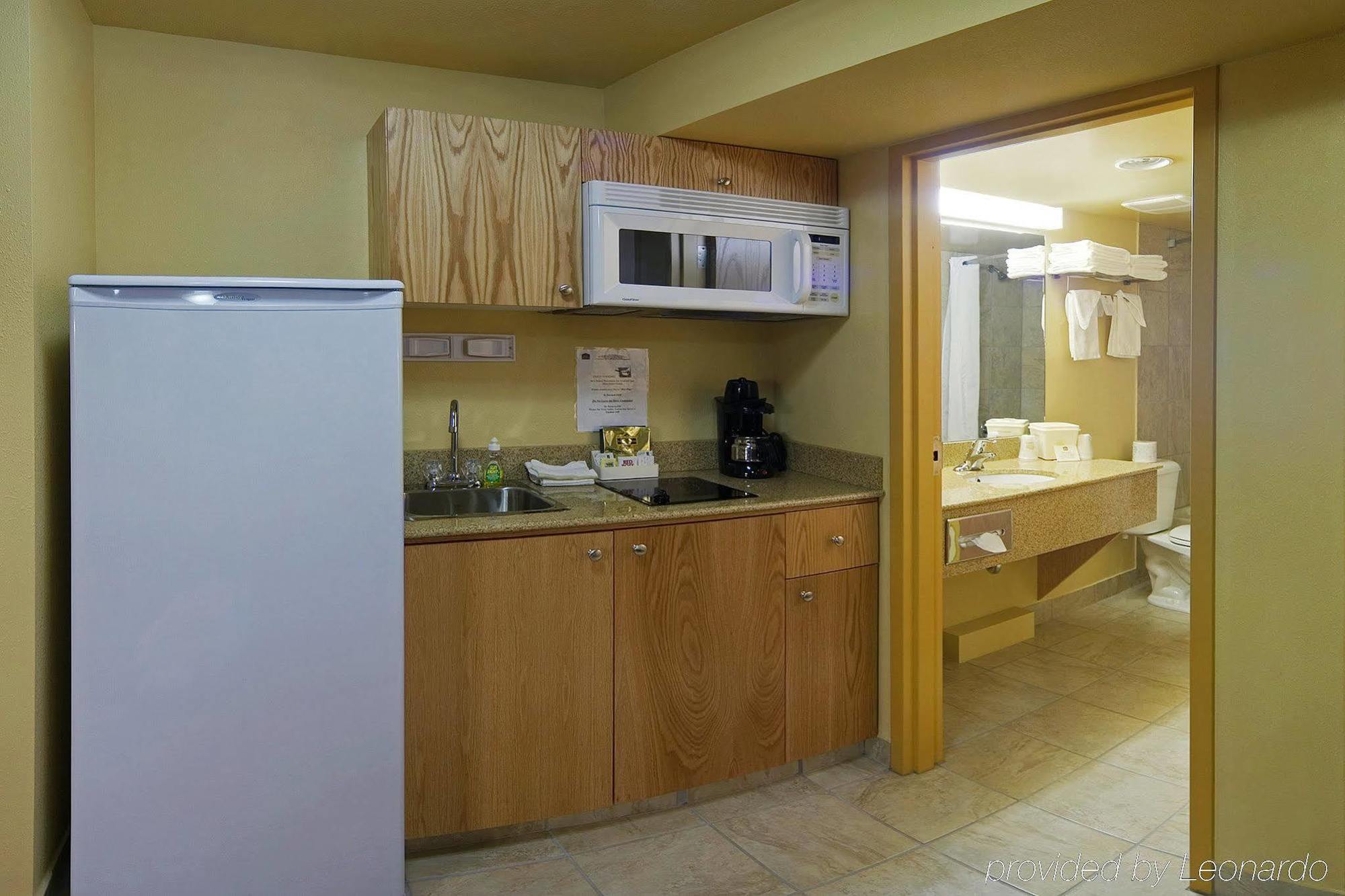 Grande Cache Inn & Suites חדר תמונה